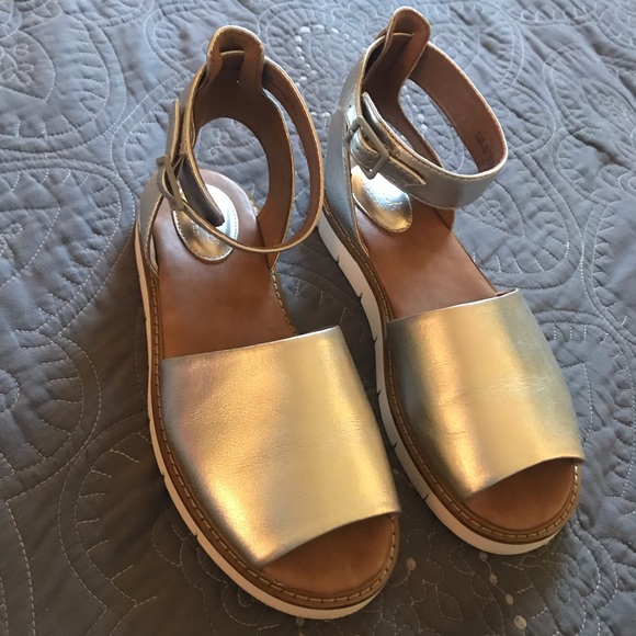 Clark’s Silver Metallic Platform Sandals - Picture 1 of 4